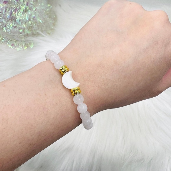 Black floral crescent moon earrings & Crescent moon Snow White beaded bracelet - Picture 3 of 6